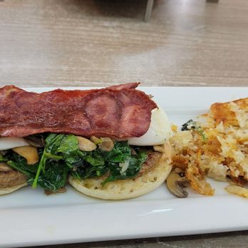 Geronimo Restaurant - Ultimate benrdict - Waffles Near Me - Tucson, Arizona