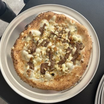 Via Caravaggio 147 - Brisket, Gorgonzola, mozzarella, pine nuts - Pizza Near Me - Paso Robles, California Via Caravaggio 147 - Brisket, Gorgonzola, mozzarella, pine nuts - Pizza Near Me - Paso Robles, California