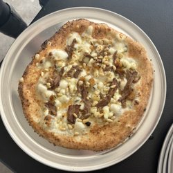 Via Caravaggio 147 - Brisket, Gorgonzola, mozzarella, pine nuts