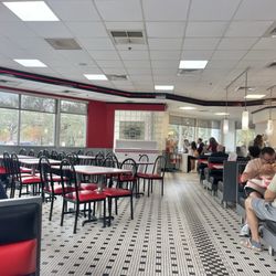 Steak ’n Shake - The dining area