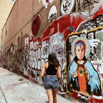 Freemans - Entrance is an art walkway!! Perfect for pictures - Breakfast & Brunch Near Me - New York, New York