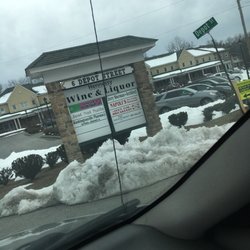 Hennessy Wine & Liquor - Entrance to lot