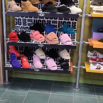 Journeys - Ugg on dispkay - Shoe Stores Near Me - Thousand Oaks, California