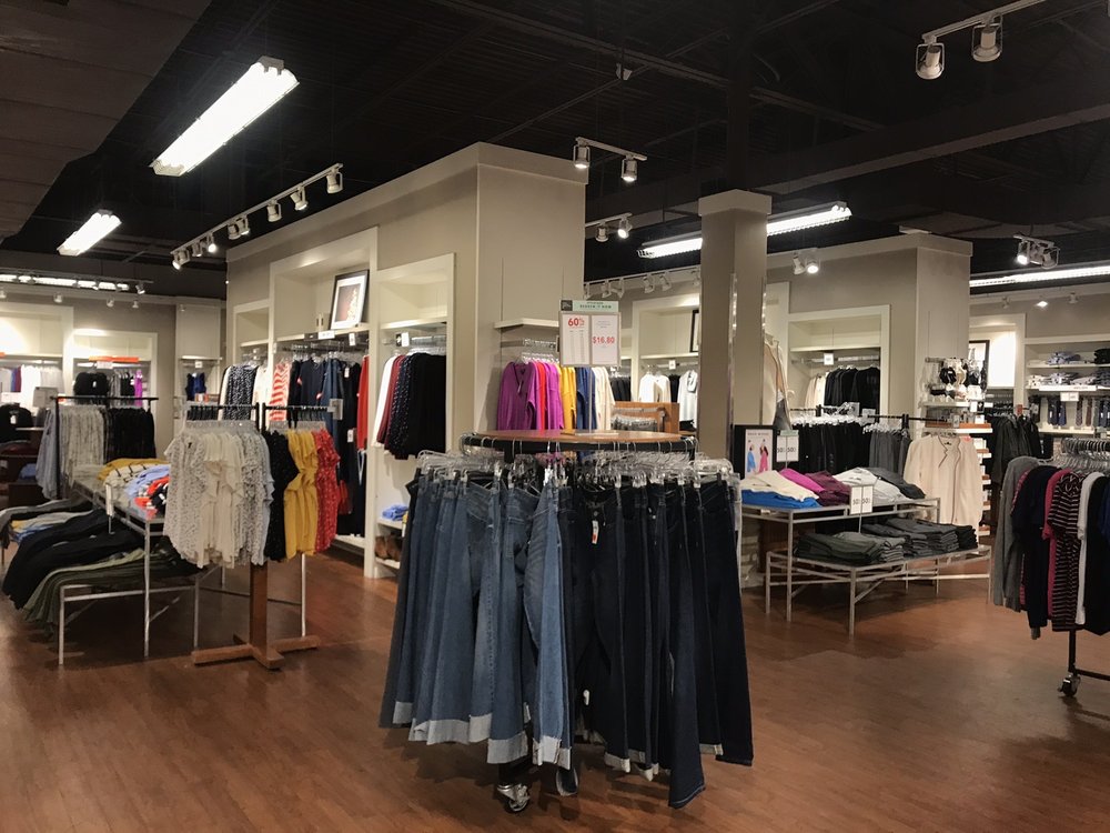 Banana Republic Outlet Logo