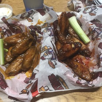 BreWingZ Restaurant and Bar - Carolina Gold and Thai Spice Both Guuud!!! - Chicken Wings Near Me - Pearland, Texas
