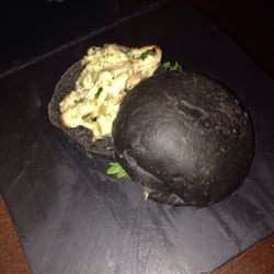 La Fonda de María Mandao - Montadito de pan de tinta de calamar con chipirones y alioli