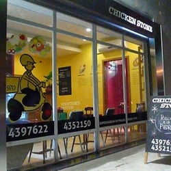 Chicken Stone - Puerta del delivery de calle Catamarca