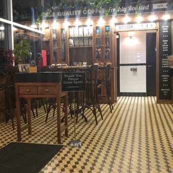 Cafe Landwer - Rutherford & Bathurst - Waiting Area & Washroom - Cafes Near Me - Maple, Ontario