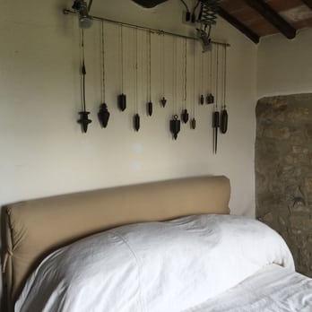 Borgo Argenina - One of the two beds in the villa oliviera - Bed & Breakfast Near Me - Gaiole In Chianti, SI