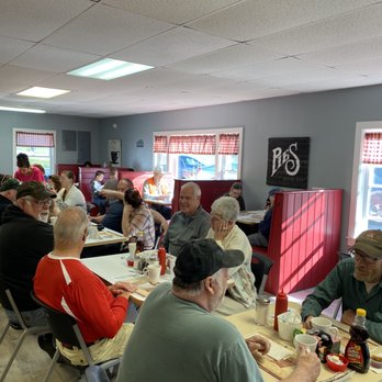 Sherre's Kitchen - a group of people sitting at a table - Breakfast & Brunch Near Me - Wiscasset, Maine