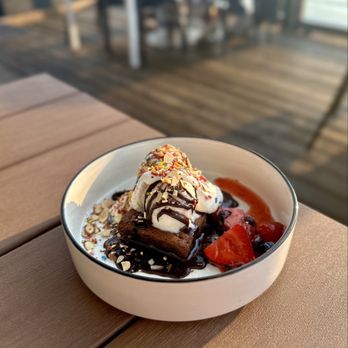 Mann's On The Lake - Fudge brownie sundae - Cocktail Bars Near Me - Lake Oswego, Oregon Mann's On The Lake - Fudge brownie sundae - Cocktail Bars Near Me - Lake Oswego, Oregon