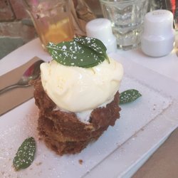 Mudgee Brewing Co. - The Apple cinnamon and ginger fritters with vanilla ice cream and mint leaves. Divine!