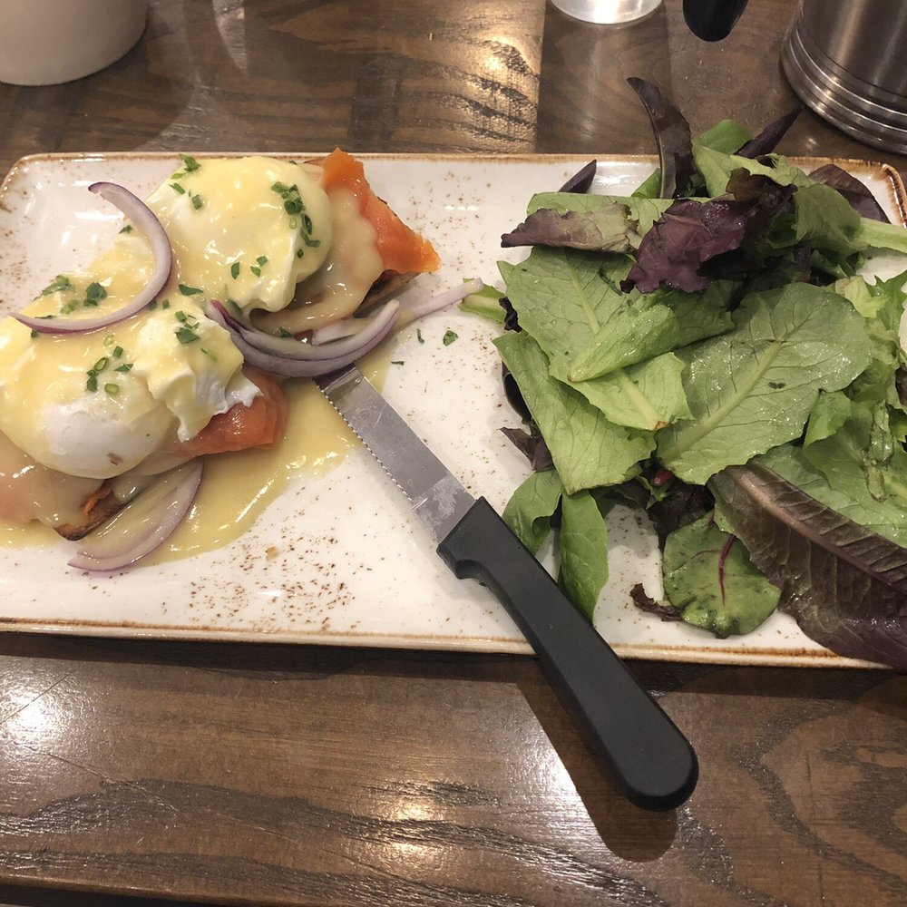 Smoked salmon eggs Benedict