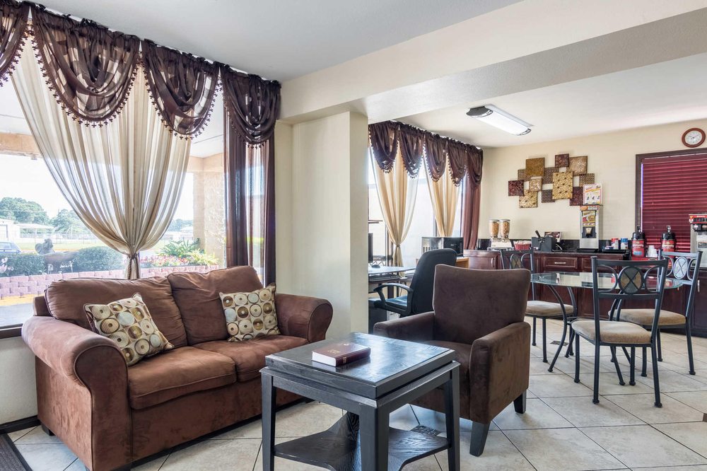 RODEWAY INN Updated June 2024 16 Photos 1055 Washington Ave, Mansfield, Louisiana Hotels