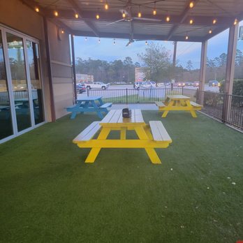 Coop's Hot Chicken - Outside seating area - Chicken Wings Near Me - Conroe, Texas