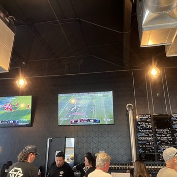Simi Valley Brewing - Brewpubs Near Me - Simi Valley, California Simi Valley Brewing - Brewpubs Near Me - Simi Valley, California