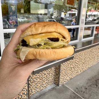 Dick's Drive-In - Deluxe Bruger - Burgers Near Me - Bellevue, Washington