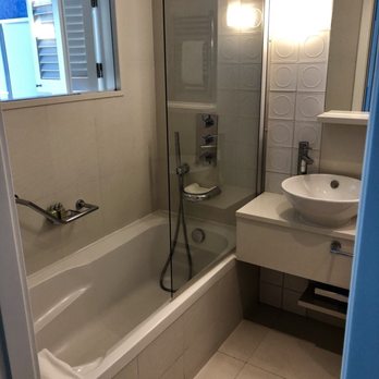 Bela Vista Hotel & Spa - Bathroom with the horrible tub/shower with small glass wall - Hotels Near Me - Portimão, 08