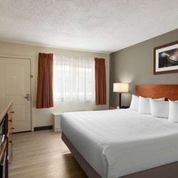 Ramada by Wyndham Elko Hotel at Stockmen's Casino - Guest room