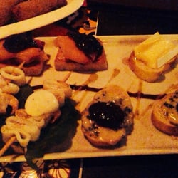 Gracia - Tapas de salmão defumado/ lula/ roquefort com geléia/ Brie com mel