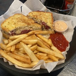 Akron Family Restaurant - Reuben with Fries