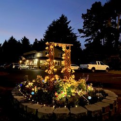 Kam Meng Chinese Restaurant - Kam Meng glowing at night! Flowers and lights brighten our little garden, making us easier to spot from Hwy 101.