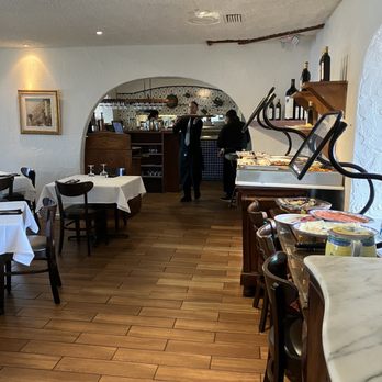 Enzo's on the Lake - a restaurant with tables and chairs - Italian Near Me - longwood, Florida