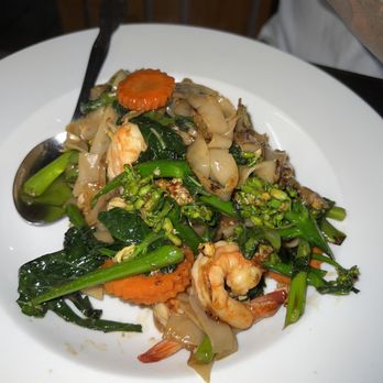 Blú Lotus Lao & Thai Restaurant - Pad see ew with shrimp - Laotian Near Me - Ceres, California Blú Lotus Lao & Thai Restaurant - Pad see ew with shrimp - Laotian Near Me - Ceres, California
