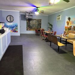 Hot off Joe's Grill - Dining area with that local hometown appeal. VERY CLEAN! And nicely decorated!
