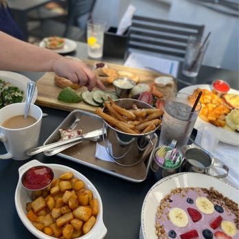 The Oakmont - Breakfast Potatoes, Açaí Bowl, Bagel Board, Eggs Benedict, Truffle Fries - American Near Me - Indianapolis, Indiana