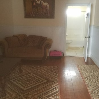 Monroe Inn - Sitting room and bathroom - Hotels Near Me - Monroe, Utah