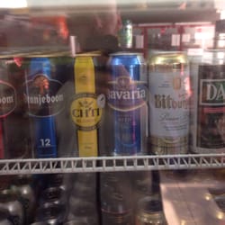 Terrazas Market del Yacht - Buena variedad de birras en lata