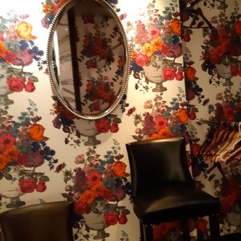Resto Delices - a chair and a mirror - Pizza Near Me - Lévis, Quebec Resto Delices - a chair and a mirror - Pizza Near Me - Lévis, Quebec