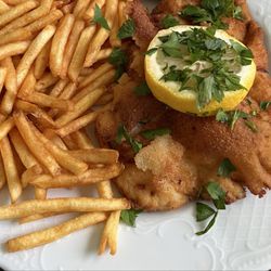 Zur Gerste - Schnitzel Wiener Art, Beilage Pommes