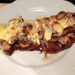 Gaststätte Landhaus - Schnitzel "Landhaus Art" mit Champignons, Zwiebeln und Sauce Hollandaise