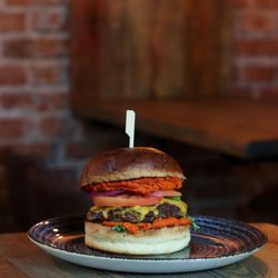 Drugie Dno - Burger sezonowy z ajvarem i puree dyniowym