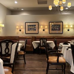 Marigold Bistro - Main dining room: White tablecloths, leather banquettes, quiet