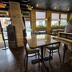 Basil n' Spice Thai Cuisine - Seating