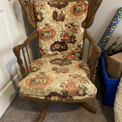 Rodriguez Upholstery - BEFORE: Vintage chair