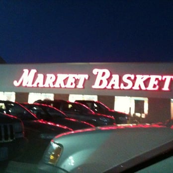 Market Basket - cars parked in front of a store - Grocery Near Me - Somersworth, New Hampshire Market Basket - cars parked in front of a store - Grocery Near Me - Somersworth, New Hampshire
