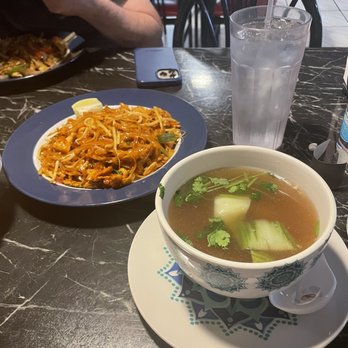 Thai @ US Restaurant - Pad Thai with chicken and wonton soup - Thai Near Me - Paducah, Kentucky Thai @ US Restaurant - Pad Thai with chicken and wonton soup - Thai Near Me - Paducah, Kentucky