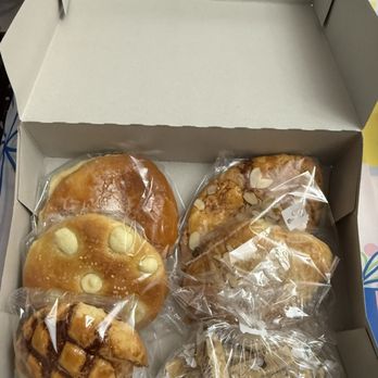 85°C Bakery Cafe-Northridge - Pastry box at 85c Bakery, Northridge CA - Bakeries Near Me - Northridge, California