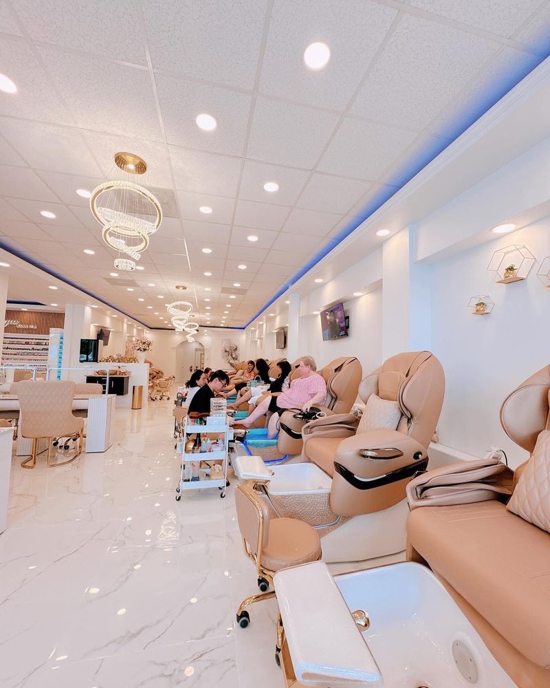 Bellagio Nails And Spa Logo