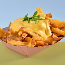 Velicious Burger - Frites maison, avec des pommes de terre bio, locales et de saison. Sauce fondante au faumage végane.