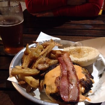 1870 Cervezas & Tapas - Buena hamburguesa con bacon, queso y cebolla caramelizada. - Tapas Bars Near Me - Avellaneda, C