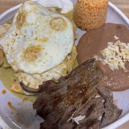 Green chilaquiles with steak