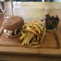 L'Atelier Corse - Magnifique burgers fait maison avec son accompagnement, ce fut un délice jusqu'à la dernière bouchée