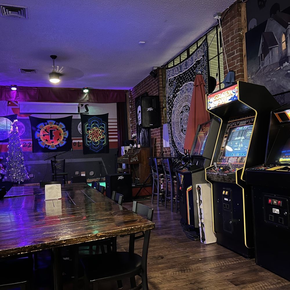 Fratelli's Pizza Parlor - a row of arcade machines - Salad Near Me - Redding, California