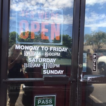 Jack's Inn - Front door with hours - Breakfast & Brunch Near Me - Kahului, Hawaii