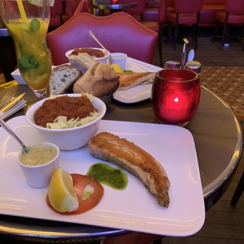 Café George V - Grilled salmon with pasta and sauce + mango coctail - Cafes Near Me - Paris, 75 Café George V - Grilled salmon with pasta and sauce + mango coctail - Cafes Near Me - Paris, 75